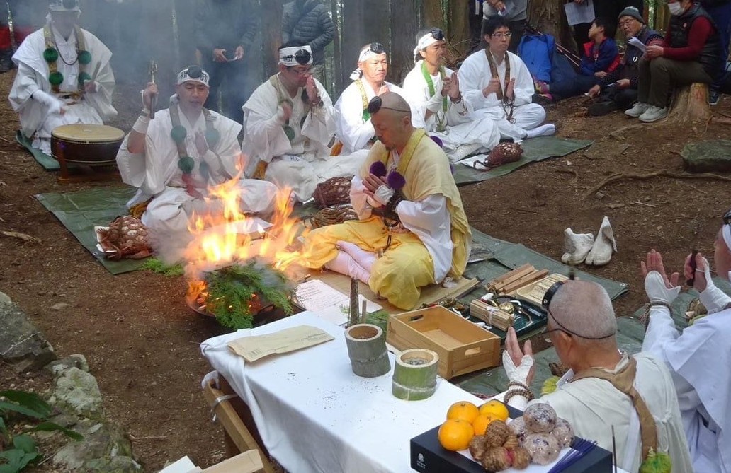 熊野修験那智山行者堂～御開扉柱源護摩供特別法要のご案内